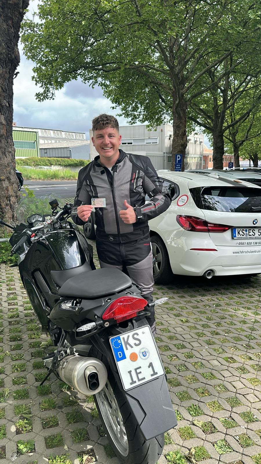 Gerrit mit seinem Führerschein vor dem Fahrschulzentrum Kassel