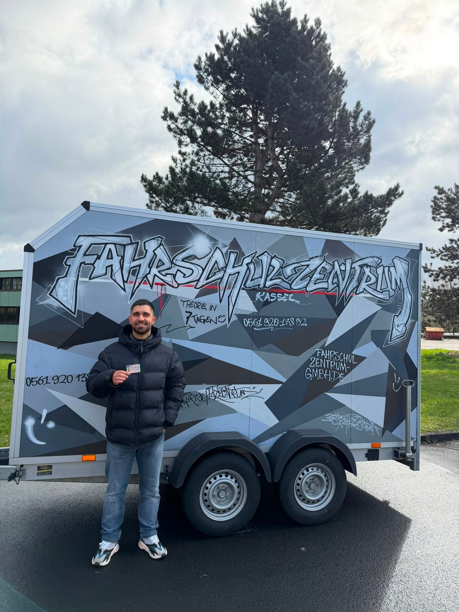Jim von GR Garten- und Landschaftsbau vor dem Fahrschulzentrum Kassel