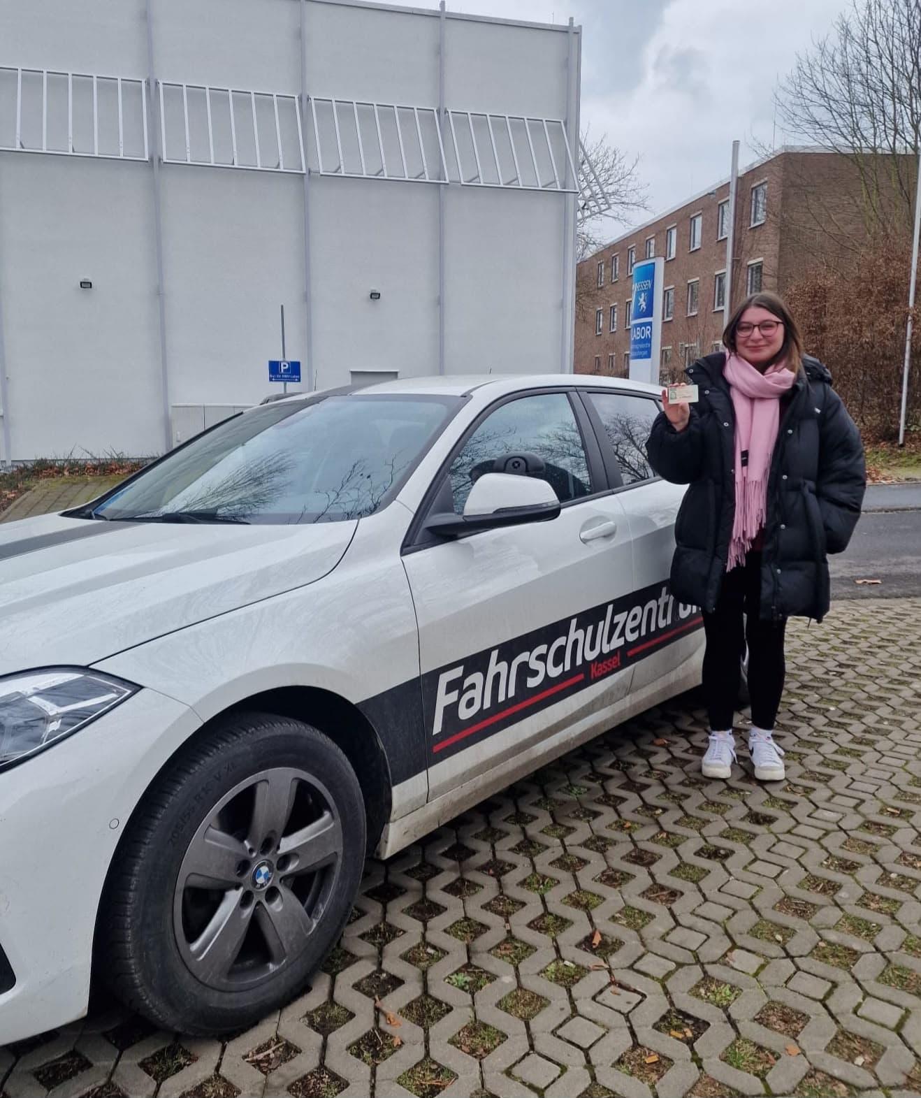 Lara mit ihrem Führerschein vor dem Fahrschulzentrum Kassel