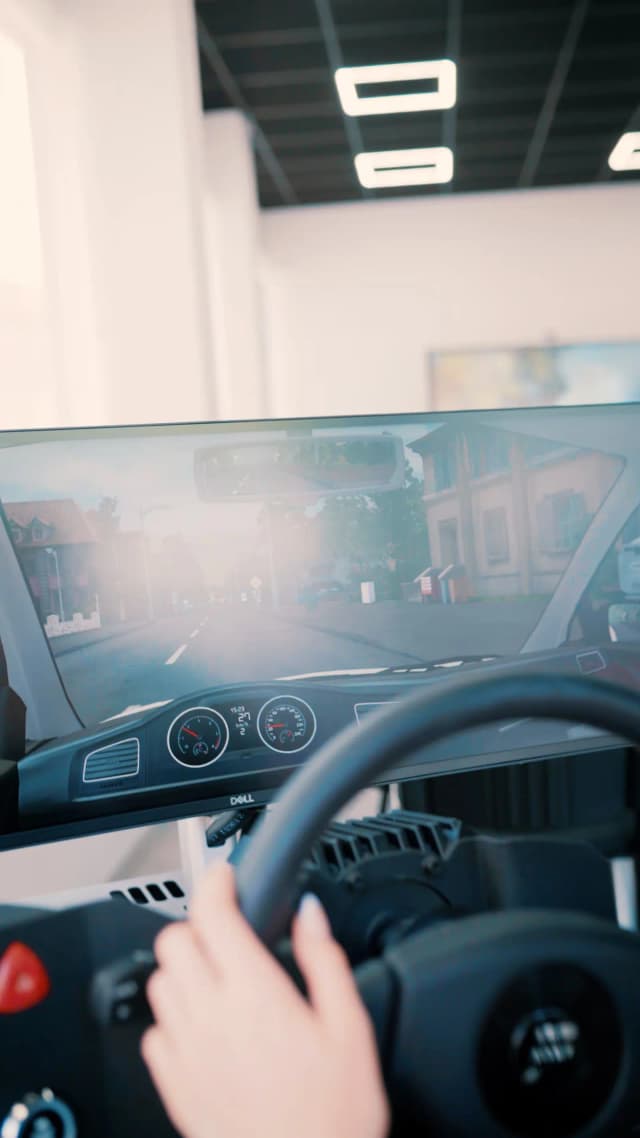 Lenkrad und Bildschirm des Fahrsimulators