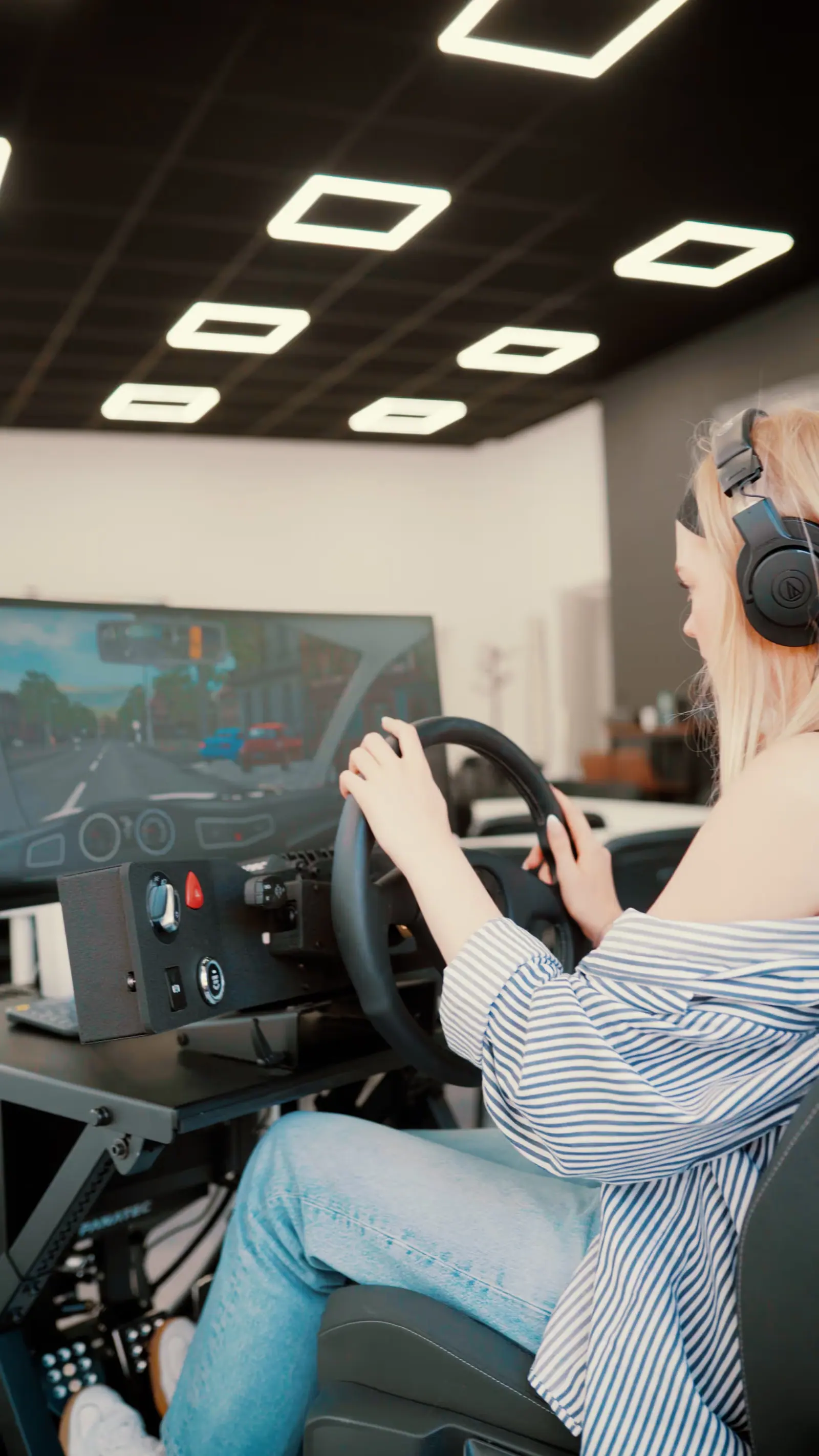 Fahrschülerin übt konzentriert am Fahrsimulator
