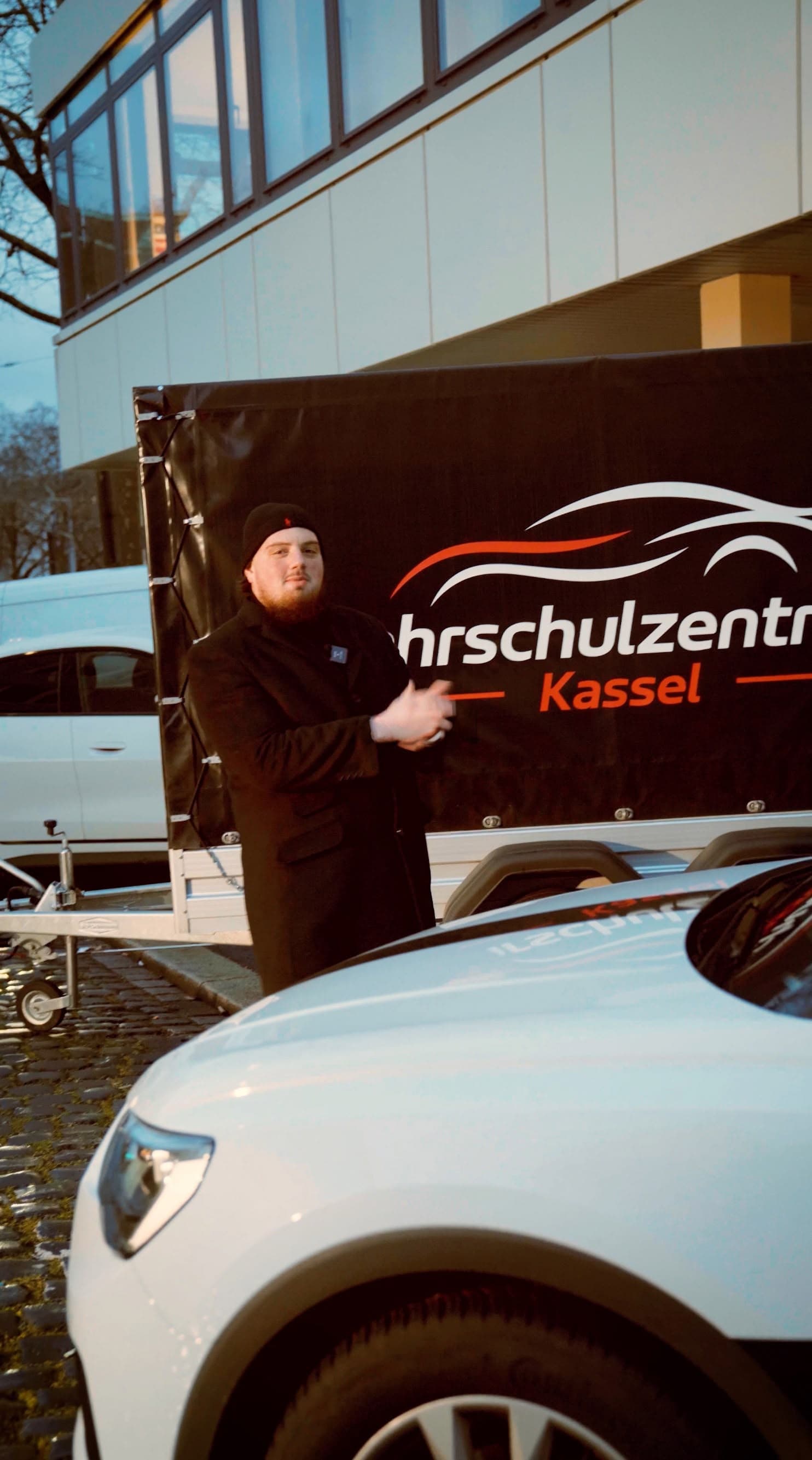 Amel vom Fahrschulzentrum Kassel erklärt den Anhänger-Führerschein B96 und BE