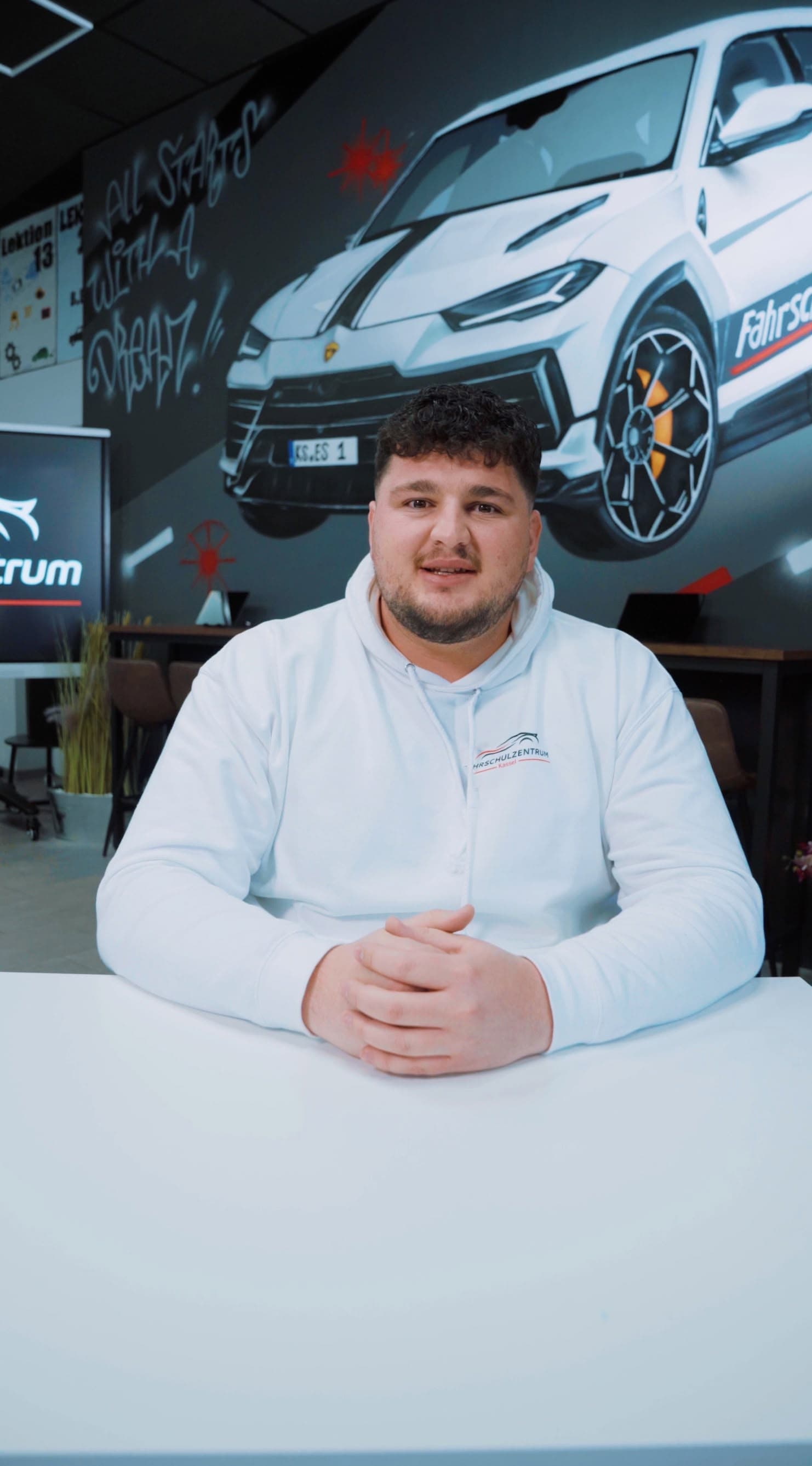 Eris vom Fahrschulzentrum Kassel erklärt das begleitete Fahren ab 17