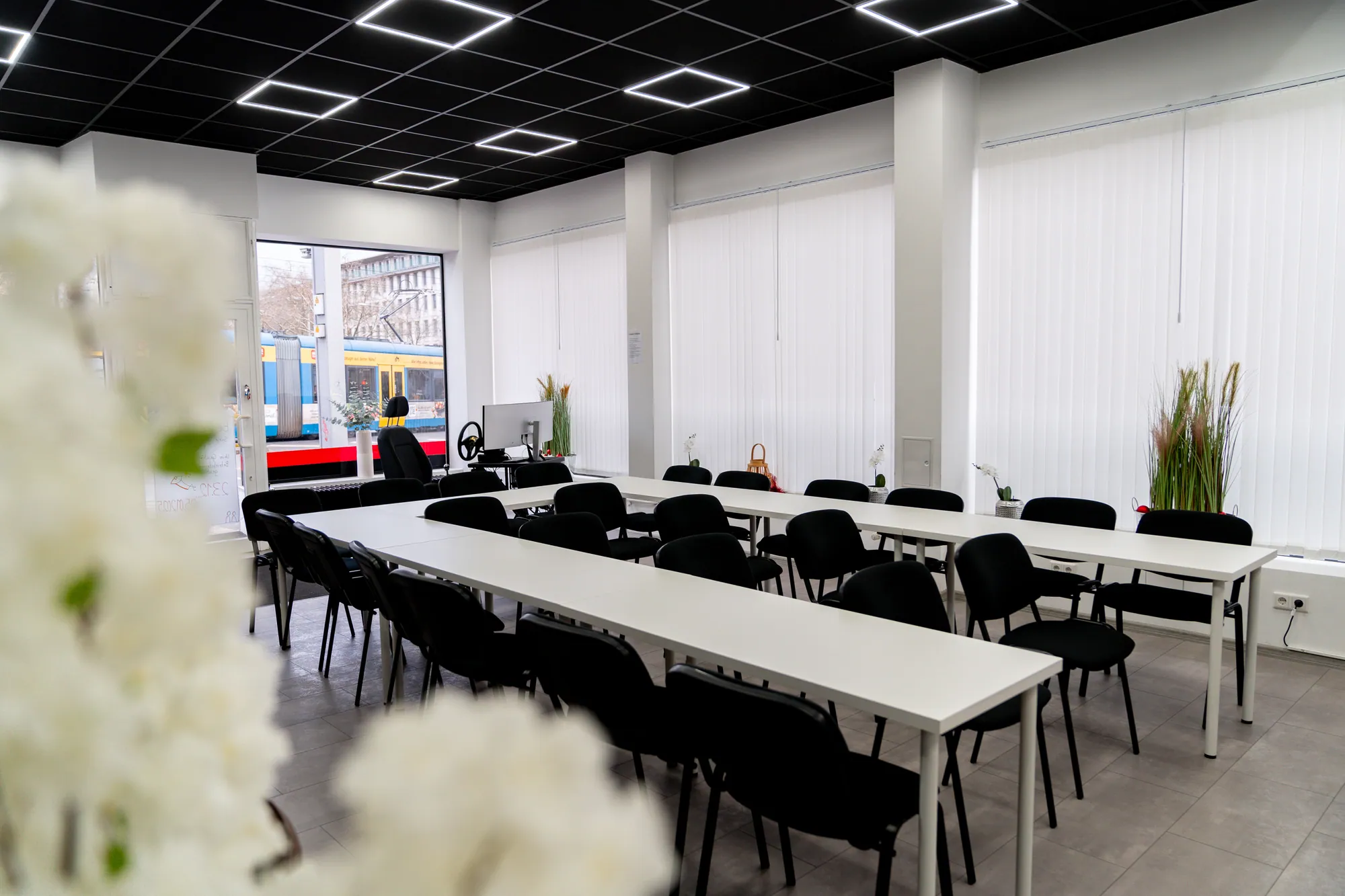 Heller Aufenthalts- und Unterrichtsbereich im Fahrschulzentrum Kassel