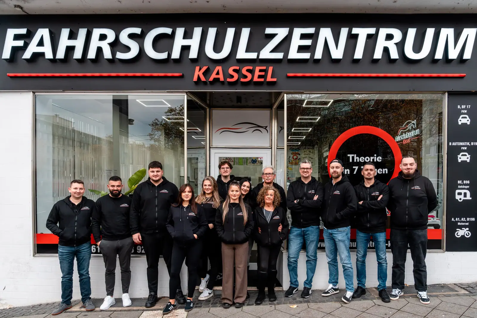 Das Team des Fahrschulzentrums Kassel vor der Filiale.